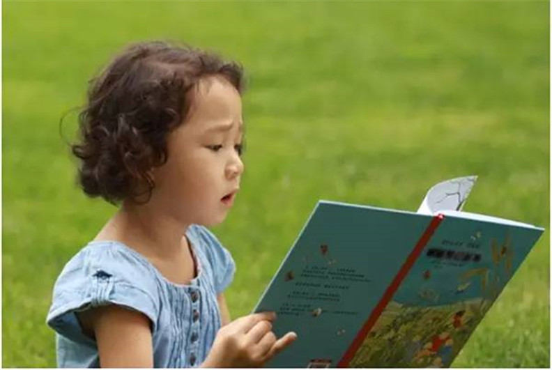 让孩子张口说英语从有效阅读开始有效的阅读不仅能给孩子带来见识，更能提高孩子的阅读和写作水平，对孩子的英语来说有很好的提高，与课堂阅读相比较，家庭阅读能给孩子更多的安全和个性化的空间。在家庭阅读中，孩子能享受父母的温馨相伴。要让孩子体会到，阅读是一件幸福的事情，是一段快乐的时光，也就激发了对阅读的兴趣。那么，在家庭里的如何激发孩子有效阅读的兴趣？不懂英语的父母能在家里陪孩子开展阅读吗？
